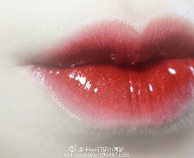 #唇釉试色# YSL Glossy stain 301 | YSL镜光唇釉301试色 限量！安利！这根是后知后觉 不买不行系列 稍稍暗一点调调的正红 美到炸的偏粉水红色 带细腻金闪 戳中我本命色系！镜光真是一万个好看 301无敌显白 也依旧持…