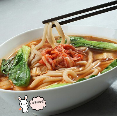 ❁『乌冬面』 ❁用料:乌冬面，鱼丸 ，鸡蛋，杂蔬，蟹柳
做法:锅中放水同鱼丸一起煮
水开后鱼丸也差不多熟了，然后放入乌冬面、杂蔬，临关火前放入蟹棒鸡蛋稍煮一下即可。