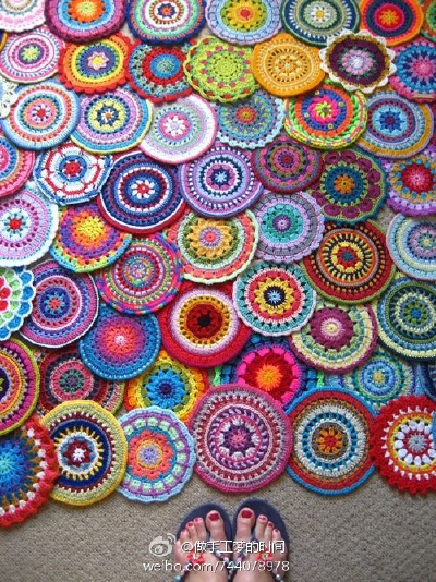 来自英国畅销针织杂志《simply crochetmag》中的一款清新柔美的钩针曼陀罗（mandala）花样《图文详解欧美针织杂志钩针曼陀罗花样钩法O网页链接》 ​​​​