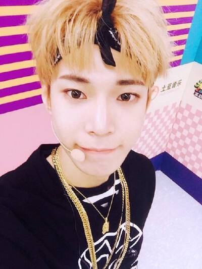 nct127 无限的我
后台自拍照
道英