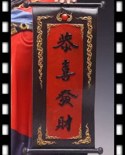 简介:贺加贵，1982年生于湖南常德，自幼喜爱手工制作，2000年开始系统学习雕塑，2005年偶然的机会接触到面塑，从此痴迷于面塑艺术创作，2010年创办指间艺塑工作室，2015年出版发行了《指间艺塑》一书，其作品广受欢…