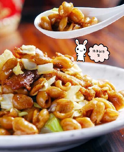 ❁『猫耳朵』❁用料：面粉200克，鸡蛋3只，食盐4克，油30毫升，高汤500毫升
做法：将小麦粉放在盆里，加少许的食盐，一边加水，一边用筷子搅拌，直到成片状，用手揉捏，做到“三光”即盆光、手光、面光。用湿纱布盖…