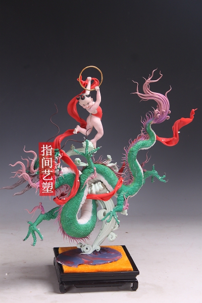 简介:贺加贵，1982年生于湖南常德，自幼喜爱手工制作，2000年开始系统学习雕塑，2005年偶然的机会接触到面塑，从此痴迷于面塑艺术创作，2010年创办指间艺塑工作室，2015年出版发行了《指间艺塑》一书，其作品广受欢…