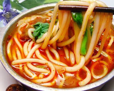 ❁『麻辣土豆粉』❁用料：土豆粉 180克、榨菜1小碗、香菜、香葱
调料：油辣椒、酱油、醋、糖、香油、花椒、盐
做法：１、榨菜切碎，香菜和香葱切小段；
２、水开后，土豆粉煮２－３分钟即可；
３、捞起来，拌上调料…