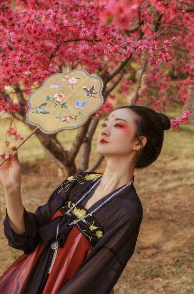 朱唇一点桃花殷，宿妆娇羞偏髻鬟。细看只似阳台女，醉著莫许归巫山。
