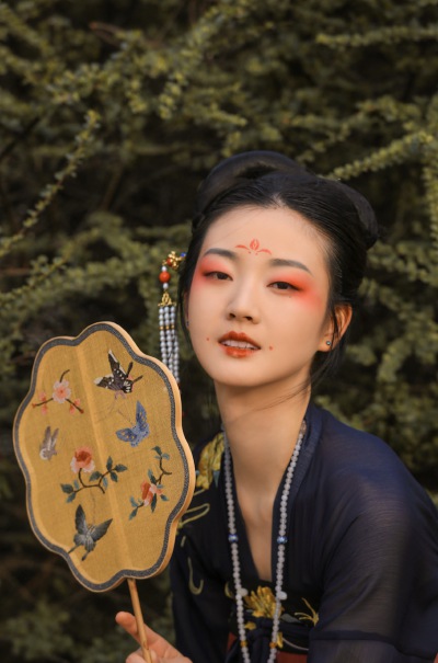 朱唇一点桃花殷，宿妆娇羞偏髻鬟。细看只似阳台女，醉著莫许归巫山。