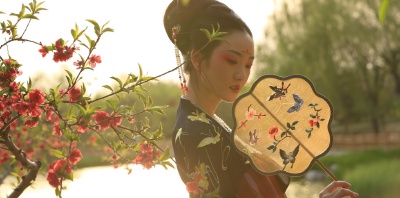 朱唇一点桃花殷，宿妆娇羞偏髻鬟。细看只似阳台女，醉著莫许归巫山。