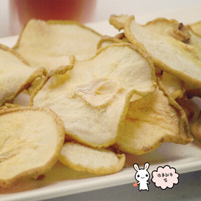 ♡『雪梨干』♡用料: 梨，盐水
做法：雪梨削皮切片，为防止切分后的果实氧化变色，用1～2%的食盐水浸泡或喷酒护色，阳光下曝晒2～3天。