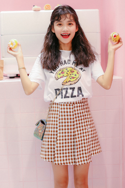 我觉得没有短裙的夏天是不完美的~小仙女们你们说素不素呀？衣橱里有各种短裙，但这件不规则的格纹裙是我很喜欢的。不规则的中间长两边短，看着有点层次感。高腰的设计显腿长很有必要。上身搭衣服就很轻松啦~ 白T是比…