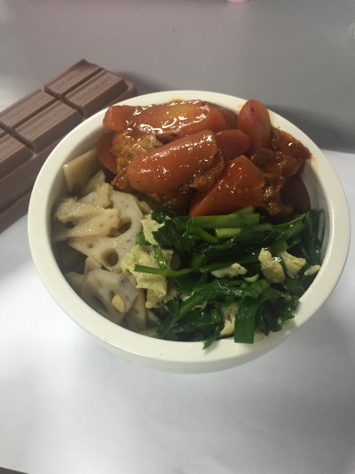 午餐愉快…红萝卜烧肉，清炒藕片，韭菜鸡蛋
