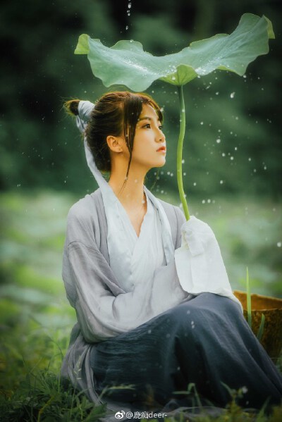 @鹿痴deer-
《邻夏荷》
小荷才露尖尖角
邻家有女初长成
@姜天狗的摄影 @每天学点摄影技巧 @古风联盟网 @湖南约拍 2怀化·新天地 ​​​​