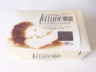 康乃馨化妆棉。强烈推荐这款化妆棉！二次清洁用不费水！按压水会流出来，擦拭过程中化妆棉会逐渐失去水分最后接近干掉，充分证明化妆水都转移到脸上而不是被化妆棉吃掉！化妆棉与肌肤的摩擦度也刚刚好，不会掉屑。我…