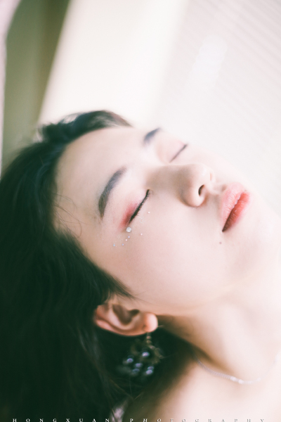 唱首歌给你听
摄影：洪小漩
出镜：发咪
拍完照，发咪说，完成了人生必做列表里的一个勾。
发咪学的是音乐，第一次聊天，她就说，你就叫我发咪好了，大家都那么叫我。
拍照前一天，我发了一张可乖站在一串小灯泡…