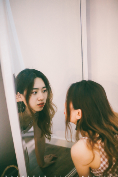 唱首歌给你听
摄影：洪小漩
出镜：发咪
拍完照，发咪说，完成了人生必做列表里的一个勾。
发咪学的是音乐，第一次聊天，她就说，你就叫我发咪好了，大家都那么叫我。
拍照前一天，我发了一张可乖站在一串小灯泡…
