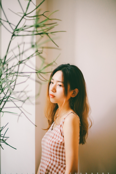 唱首歌给你听
摄影：洪小漩
出镜：发咪
拍完照，发咪说，完成了人生必做列表里的一个勾。
发咪学的是音乐，第一次聊天，她就说，你就叫我发咪好了，大家都那么叫我。
拍照前一天，我发了一张可乖站在一串小灯泡…