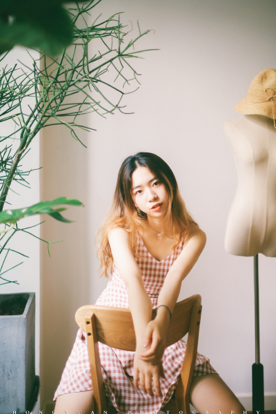 唱首歌给你听
摄影：洪小漩
出镜：发咪
拍完照，发咪说，完成了人生必做列表里的一个勾。
发咪学的是音乐，第一次聊天，她就说，你就叫我发咪好了，大家都那么叫我。
拍照前一天，我发了一张可乖站在一串小灯泡…
