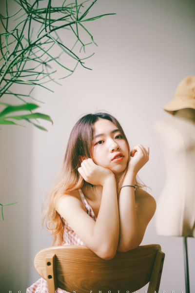 唱首歌给你听
摄影：洪小漩
出镜：发咪
拍完照，发咪说，完成了人生必做列表里的一个勾。
发咪学的是音乐，第一次聊天，她就说，你就叫我发咪好了，大家都那么叫我。
拍照前一天，我发了一张可乖站在一串小灯泡…