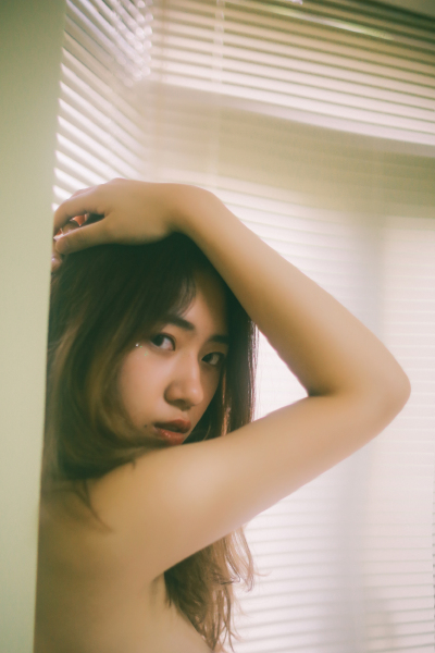 唱首歌给你听
摄影：洪小漩
出镜：发咪
拍完照，发咪说，完成了人生必做列表里的一个勾。
发咪学的是音乐，第一次聊天，她就说，你就叫我发咪好了，大家都那么叫我。
拍照前一天，我发了一张可乖站在一串小灯泡…