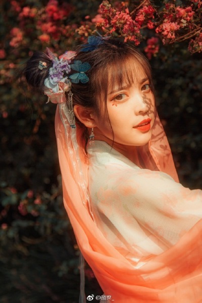 @颜霁_
栩蝶化梦
昔者庄周梦为胡蝶，栩栩然胡蝶也，自喻适志与，不知周也。
俄然觉，则蘧蘧然周也。
不知周之梦为胡蝶与，胡蝶之梦为周与？
周与胡蝶，则必有分矣。
此之谓物化。
(转发➕关注 10.15送本组预设)
…