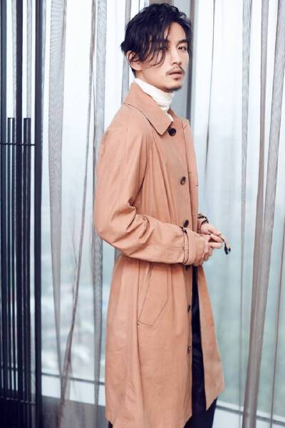 陈晓，1987年7月5日出生于安徽合肥，中国内地男演员，毕业于中央戏剧学院表演系本科班[1]。
1997年出演电视《我们班的歌》，饰演男一号孙东[2]。 2010年参演徐克执导的电影《狄仁杰之通天帝国》[3]。 2011年签约于正…