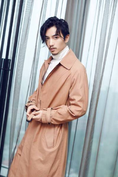 陈晓，1987年7月5日出生于安徽合肥，中国内地男演员，毕业于中央戏剧学院表演系本科班[1]。
1997年出演电视《我们班的歌》，饰演男一号孙东[2]。 2010年参演徐克执导的电影《狄仁杰之通天帝国》[3]。 2011年签约于正…