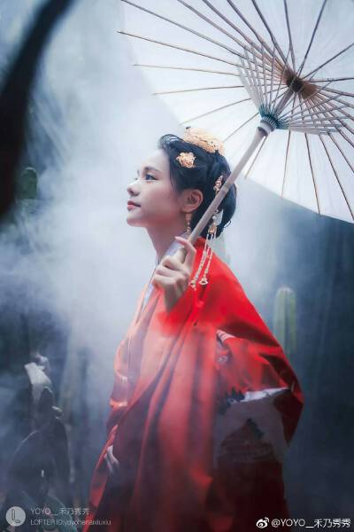 【大菇凉】【岂曰无衣 与子同袍】汉服 同袍 摄影 汉家衣裳 形制 袖制 摄影YOYO__禾乃秀秀 气质 意境 唯美 
披风
#汉服摄影##汉服约拍#
如梦令
常记溪亭日暮，沉醉不知归路。
兴尽晚回舟，误入藕花深处。
争渡…