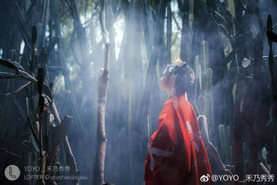 【大菇凉】【岂曰无衣 与子同袍】汉服 同袍 摄影 汉家衣裳 形制 袖制 摄影YOYO__禾乃秀秀 气质 意境 唯美 
披风
#汉服摄影##汉服约拍#
如梦令
常记溪亭日暮，沉醉不知归路。
兴尽晚回舟，误入藕花深处。
争渡…