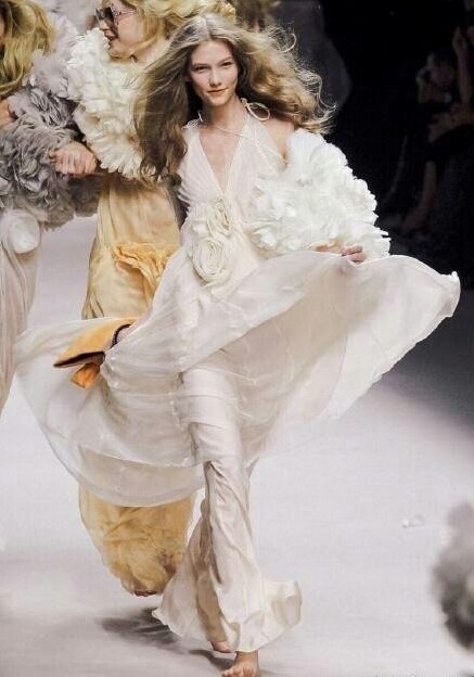 Karlie Kloss for Sonia Rykiel Spring 2008 ｜从油画里走出来的仙女
​​​时尚街拍 秀场 模特 时尚博主 婚纱婚礼 新娘造型 礼服 鲜花 花束 捧花 耳环 手链 项链 发饰 高跟鞋 饰品 T台