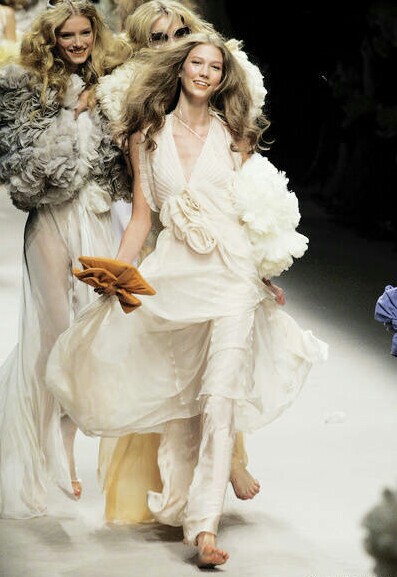 Karlie Kloss for Sonia Rykiel Spring 2008 ｜从油画里走出来的仙女
​​​时尚街拍 秀场 模特 时尚博主 婚纱婚礼 新娘造型 礼服 鲜花 花束 捧花 耳环 手链 项链 发饰 高跟鞋 饰品 T台