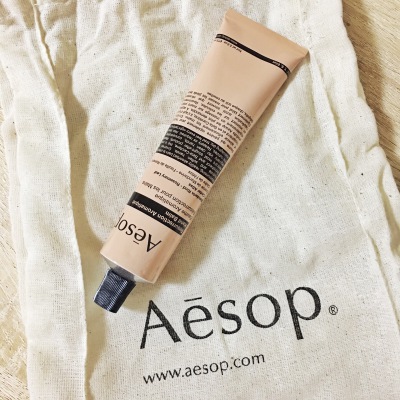 #安利好货#Aesop的皇牌手霜，超好用的一支手霜～一支完全不会腻在表面，也没有膜感的手霜，真正能软化手部肌肤，润润的不粘腻。秉承Aesop家一贯全植物提取制成，温和天然的作风，桔皮清香的味道，可以说绝对无限回购…