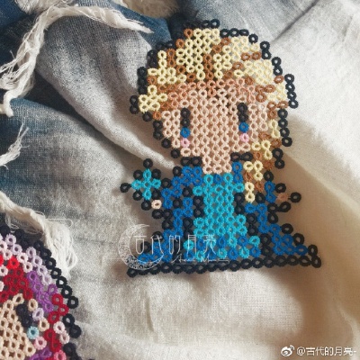 Elsa&Anna,姐妹合体。要不要加上雪宝呢？#七彩梭编##梭编##原创手作##手工##tattinglace##梭编蕾丝# ​​​​