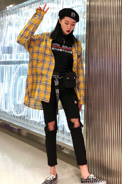 衬衫，撞色bf风百搭口袋上衣长袖韩版格子衬衫女 。裤子，高腰显瘦破洞宽松bf直筒裤九分裤牛仔裤女 。