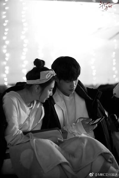 【《#伟大的诱惑者#》幕后剧照】
时贤泰熙...
这对CP真的有毒 糖里带渣[允悲]
#朴秀荣##禹棹奂##文佳煐##金旻载##伟大的诱惑者##MBC月火剧# ​