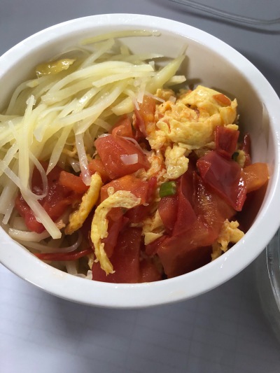 午餐愉快…土豆丝，番茄炒蛋