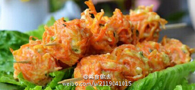 【桑巴胡萝卜球】1.胡萝卜切丝，加适量盐腌制20分钟;2.腌好的胡萝卜丝稍挤去一些水分、加入面粉、淀粉、鸡蛋和葱花，拌匀;3.锅热油，用手团成一个个小球，放入油锅内小火炸至金黄;4.炸好的胡萝卜球放滤油架上滤干净…