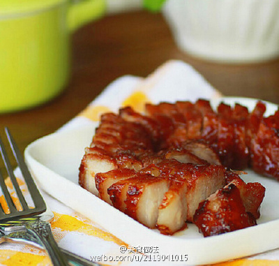 【叉烧肉】1.五花肉加入姜片和一大勺料酒用清水浸泡2小时;2.将叉烧酱、蚝油、蜂蜜、甜面酱混合均匀;3.将做法2与肉混合，放入保鲜袋按摩五分钟让酱料更均匀，放入冰箱冷藏一夜;4.腌好的肉放烤网上，刷层腌料，入预热…