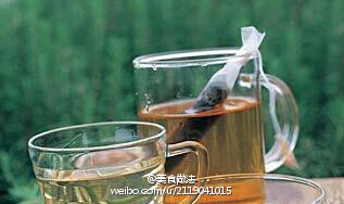 【蜜梨绿茶】将蜜梨捣烂、榨汁，留汁去渣，汁水倒入沏泡好的绿茶水中，加500毫升冷开水，加冰糖即可饮用。用冰糖和茶一起炖梨，不仅可消痰降火、润肺清心，还适宜于咳嗽、繁咳失音患者。 ​​​​
