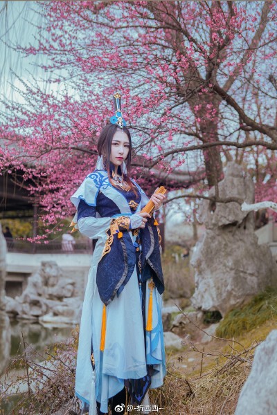 剑网3COS#春分#
「不负春光，不负卿。」
#朔雪道姑丨@-折西西-
摄 影丨@门内先生
后 期丨@-辜旭东-
————————————————————
听说这个春分，下雪了呢。

