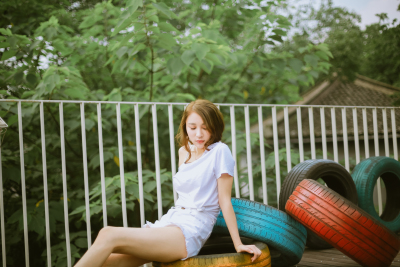 谢谢你来找我
摄影：洪小漩
出镜：小杰
我去懒墅找小杰的时候，前台妹子问我，房间是男孩子么，我一愣，不对啊，明明是个姑娘啊。
噢，叫小杰，乍看是个小伙子呢。
此时，小杰在房间将头发挽成松松的发髻，全然不知…
