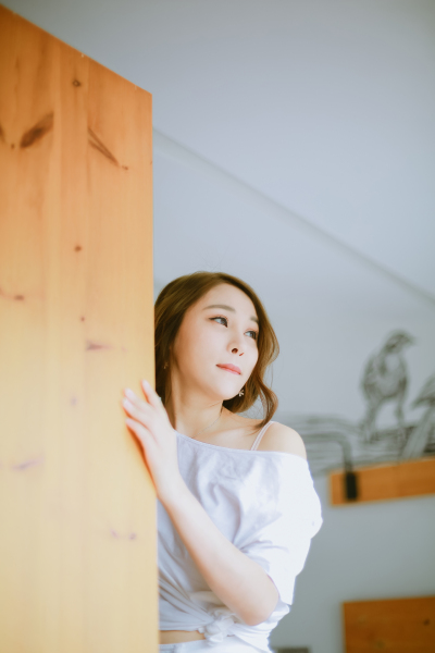 谢谢你来找我
摄影：洪小漩
出镜：小杰
我去懒墅找小杰的时候，前台妹子问我，房间是男孩子么，我一愣，不对啊，明明是个姑娘啊。
噢，叫小杰，乍看是个小伙子呢。
此时，小杰在房间将头发挽成松松的发髻，全然不知…