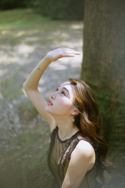 谢谢你来找我
摄影：洪小漩
出镜：小杰
我去懒墅找小杰的时候，前台妹子问我，房间是男孩子么，我一愣，不对啊，明明是个姑娘啊。
噢，叫小杰，乍看是个小伙子呢。
此时，小杰在房间将头发挽成松松的发髻，全然不知…