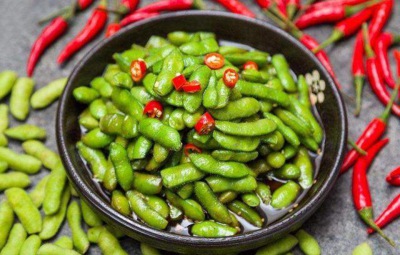 【凉拌毛豆】食材：毛豆2斤、蒜10克、生姜10克、辣椒2个、花椒20个、食盐、醋、食用油适量。做法：1.先将毛豆剪去两边角，然后洗净备用。2.锅底给冷水，下入适量食盐、食用油，在放入毛豆，不盖锅盖煮熟。3.煮熟的毛…