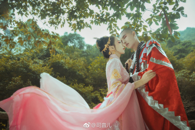 剑网3COS佛秀#
“你说四大皆空，却紧闭双眼。要是你睁开眼睛看看我，我不相信你两眼空空，不敢睁眼看我，还说什么四大皆空呢…”
#出镜 | @司音儿 @青暮从山
摄影 | @疯子Charles @散兄
妆造 | @么么儿_
后期 …