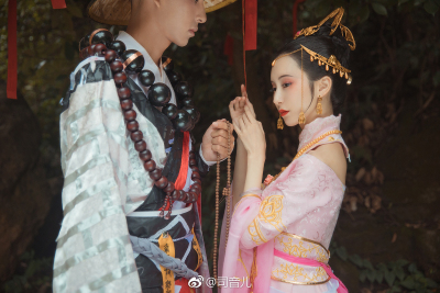 剑网3COS佛秀#
“你说四大皆空，却紧闭双眼。要是你睁开眼睛看看我，我不相信你两眼空空，不敢睁眼看我，还说什么四大皆空呢…”
#出镜 | @司音儿 @青暮从山
摄影 | @疯子Charles @散兄
妆造 | @么么儿_
后期 …