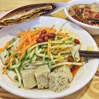 2018.8.12早餐记录:街边的凉皮+冰粉+锅盔