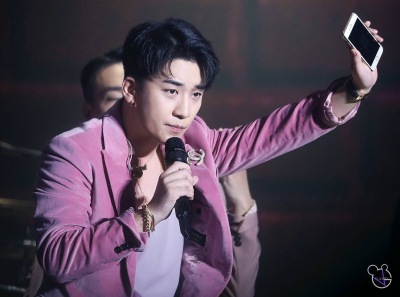 龙tory 2018.08.19 THE GREAT SEUNGRI 崽子在自己的演唱会上打电话给正在服役的龙哥，是想给哥哥听听VIP的声音吧，备注还有个爱心呢
