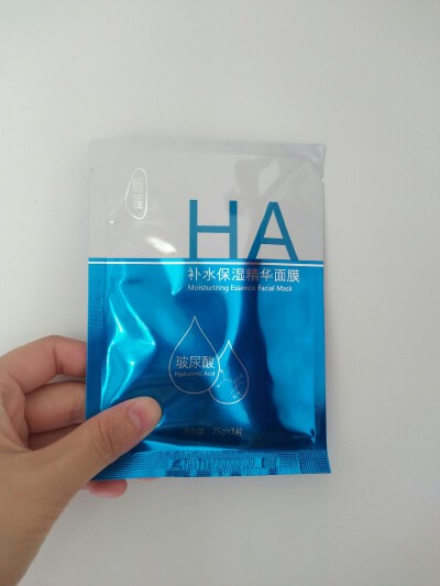 ☞我不喜欢☜
颐莲的玻尿酸补水面膜
这款使用感不是很好，面膜纸很厚，敷上脸真的很不服帖，精华液跟水一样会滴下来，如果你对面膜的材质没啥要求，只追求简单补水保湿的话，我觉得这款还是可以选的。森田的面膜…