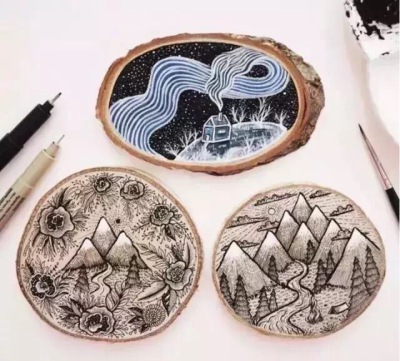 在木片上绘画的过程中
用到丙烯、水粉等各种工具
描绘出一幅幅自然景色
而且木块本身的纹理也给作品带来特殊的效果