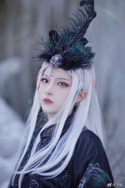 #脑洞# 摄影：@芍药_Y 妆面/后期：自理服装：饕餮@滞水之影-Gothicism 大概是黑山老妖出山了~ ​​​​