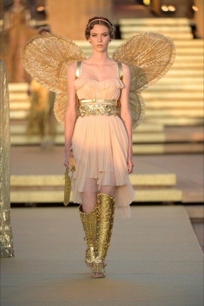 Dolce & Gabbana 2019秋冬高级定制系列.（无关品牌，只看衣服）